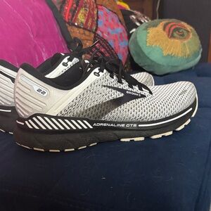 Brooks Adrenaline GTS Sneakers in Black and White